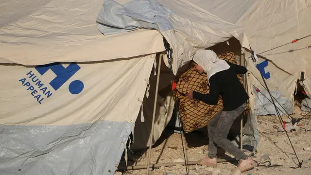 epa11745643 Internally displaced people arrive at a shelter in the town of Al-Bardaqli near the city of Sarmada, north of Idlib, Syria, 28 November 2024, amid ongoing armed conflicts between the Syrian army and opposition forces near Aleppo city. According to the Syrian Response Coordinators Team, there have been 126 recorded attacks by Syrian regime forces on opposition-controlled areas in the past 36 hours. Additionally, Russian and Syrian warplanes launched 85 airstrikes. These attacks have resulted in the displacement of thousands of people, many of whom are seeking refuge in temporary shelters in the Bardaqli, Salqin, and Harem districts. EPA/BILAL AL MAHMOUD