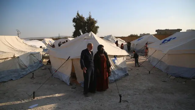 epa11745644 Internally displaced people arrive at a shelter in the town of Al-Bardaqli near the city of Sarmada, north of Idlib, Syria, 28 November 2024, amid ongoing armed conflicts between the Syrian army and opposition forces near Aleppo city. According to the Syrian Response Coordinators Team, there have been 126 recorded attacks by Syrian regime forces on opposition-controlled areas in the past 36 hours. Additionally, Russian and Syrian warplanes launched 85 airstrikes. These attacks have resulted in the displacement of thousands of people, many of whom are seeking refuge in temporary shelters in the Bardaqli, Salqin, and Harem districts. EPA/BILAL AL MAHMOUD