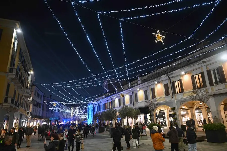 L'accensione delle luci di Natale in centro a Brescia