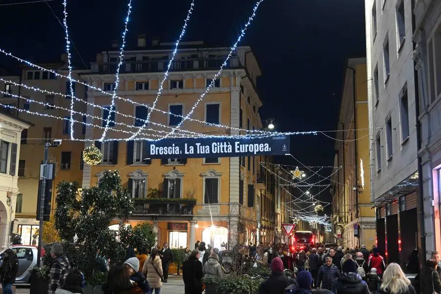 L'accensione delle luci di Natale in centro a Brescia