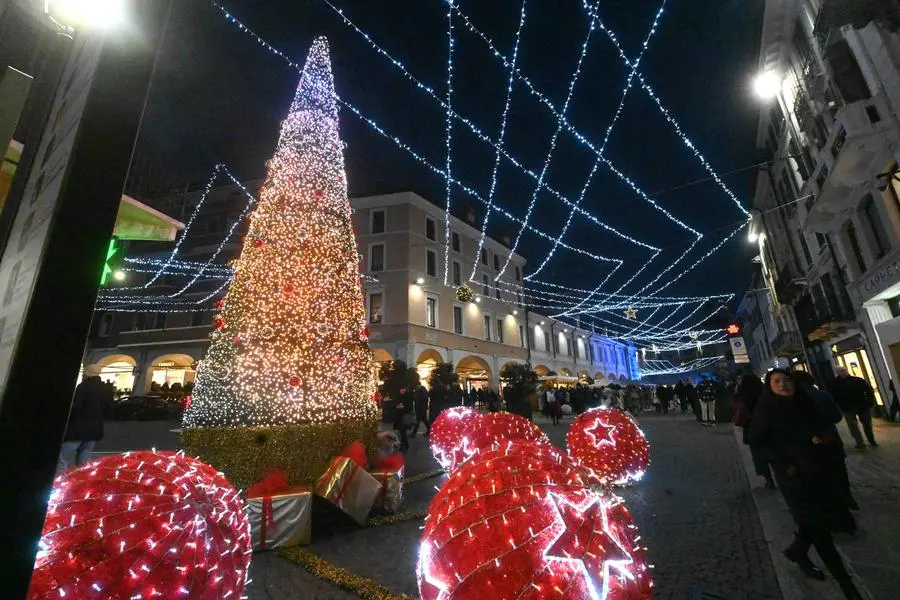 L'accensione delle luci di Natale in centro a Brescia