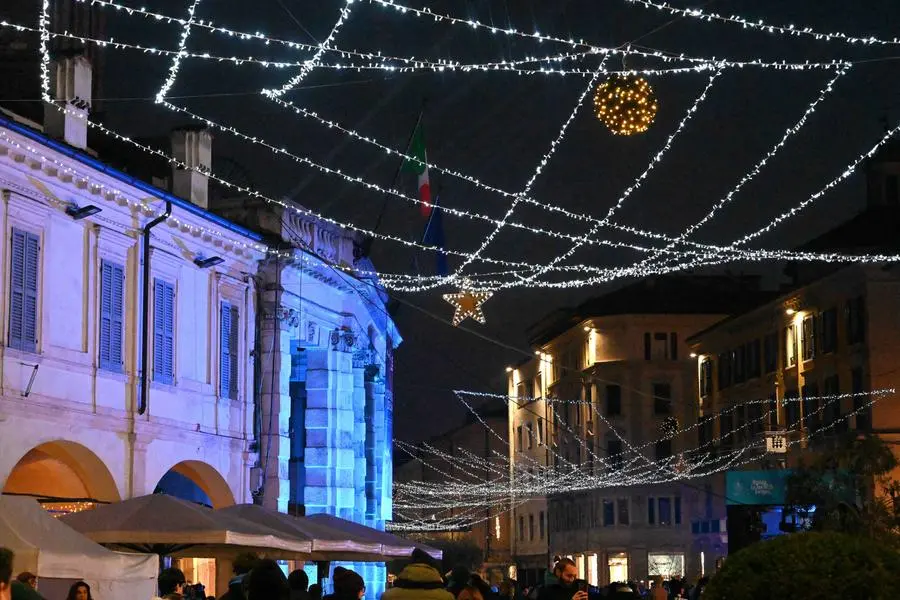 L'accensione delle luci di Natale in centro a Brescia