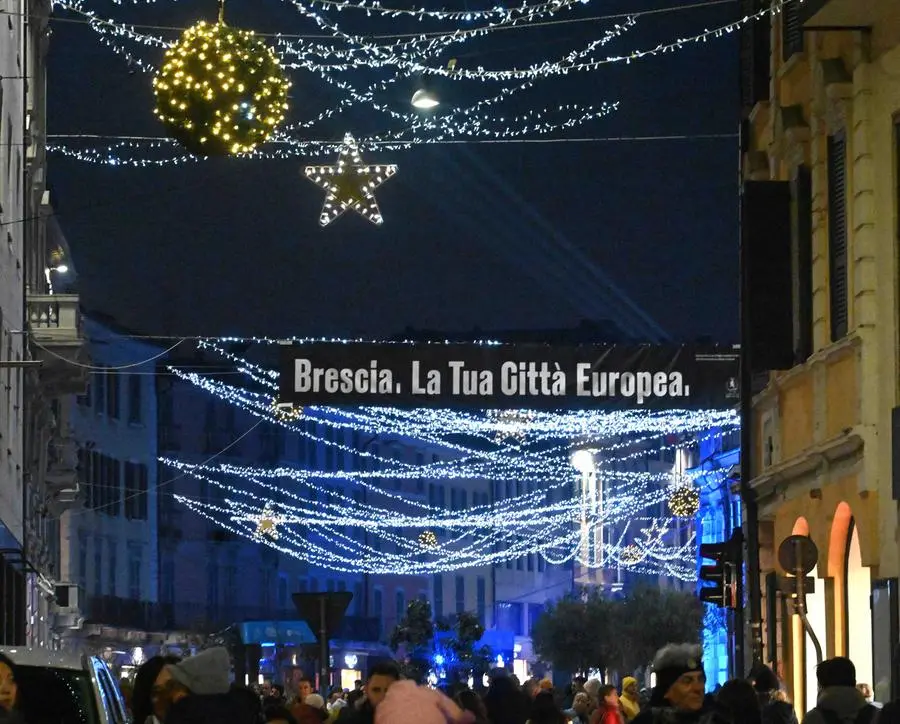 L'accensione delle luci di Natale in centro a Brescia