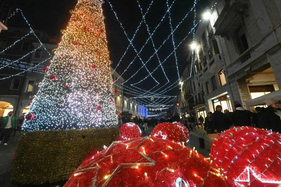 L'accensione delle luci di Natale in centro a Brescia