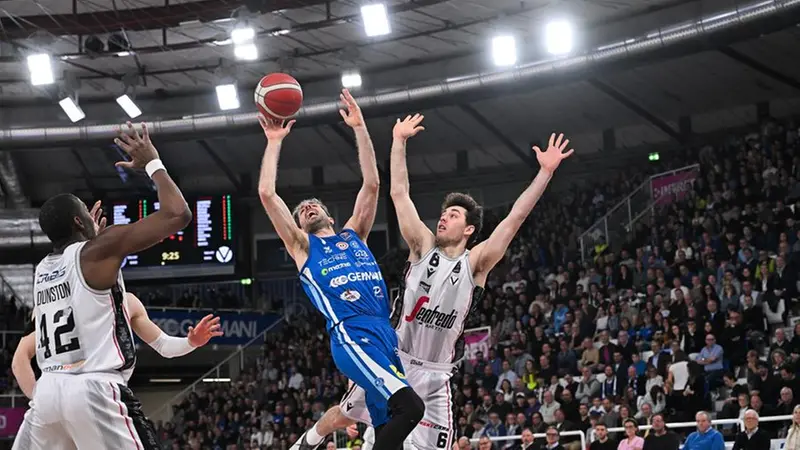 Della Valle in azione nell'incrocio dello scorso marzo - Foto New Reporter Checchi © www.giornaledibrescia.it