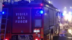 Quattro le squadre di Vigili del fuoco intervenute per domare le fiamme - © www.giornaledibrescia.it