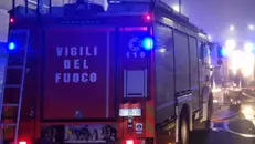 Quattro le squadre di Vigili del fuoco intervenute per domare le fiamme - © www.giornaledibrescia.it