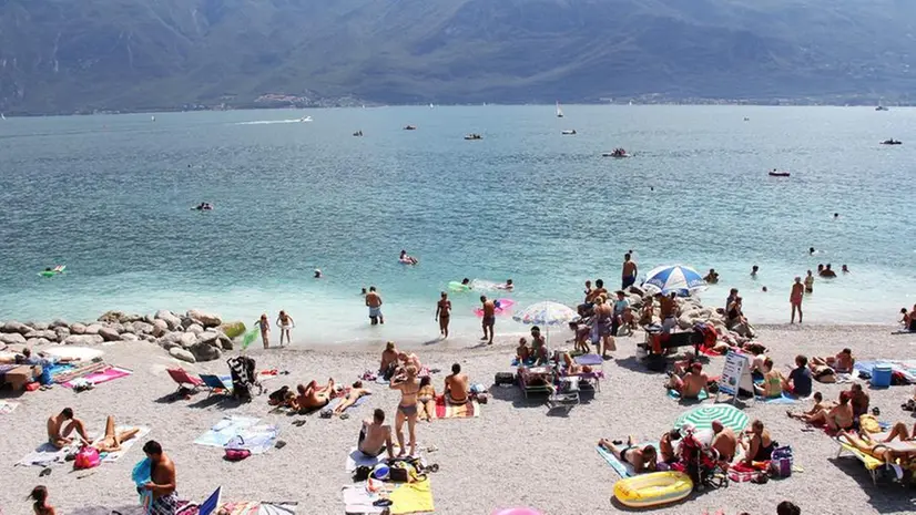 Una delle spiagge del lago di Garda - © www.giornaledibrescia.it