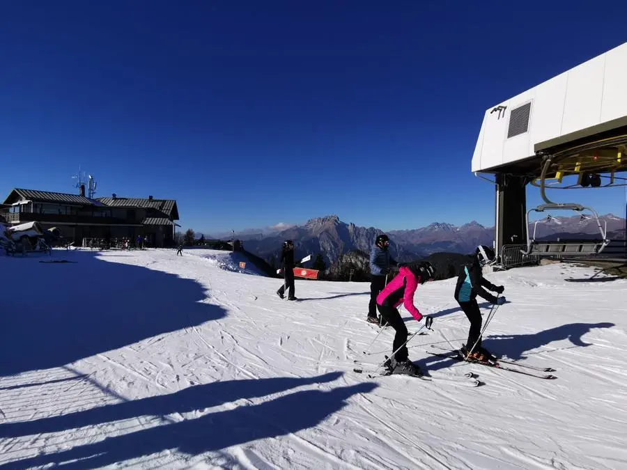 Stagione sciistica, appassionati in pista a Borno e al Tonale