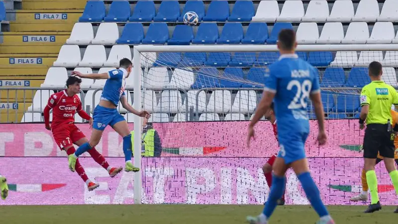 L'occasione di Moncini contro il Bari: il Brescia deve creare di più - Foto New Reporter Nicoli © www.giornaledibrescia.it