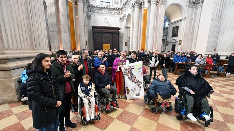 Foto di gruppo in Cattedrale con il Vescovo - Marco Ortogni/Neg © www.giornaledibrescia.it