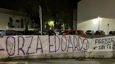 Lo striscione esposto dai tifosi della Fiorentina fuori dall'ospedale di Firenze