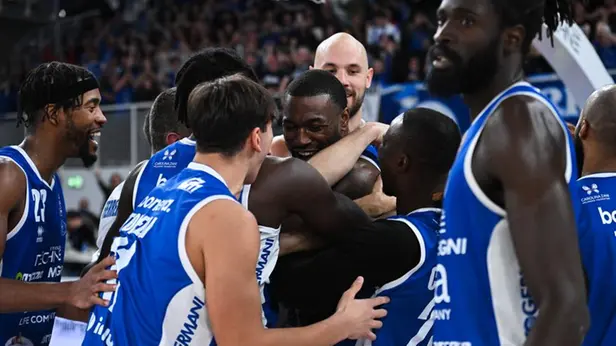 Basket, gli scatti di Germani-Virtus Bologna