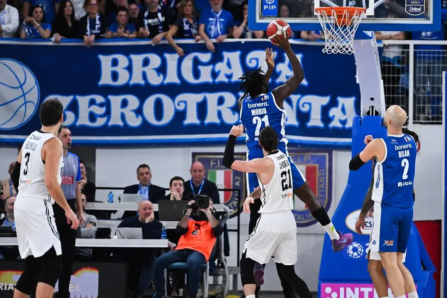 Basket, gli scatti di Germani-Virtus Bologna