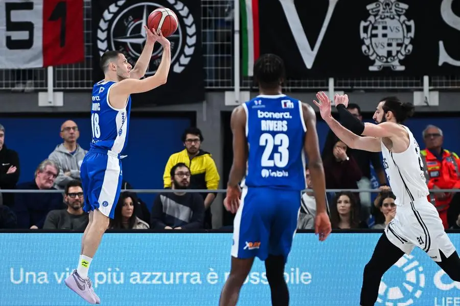 Basket, gli scatti di Germani-Virtus Bologna