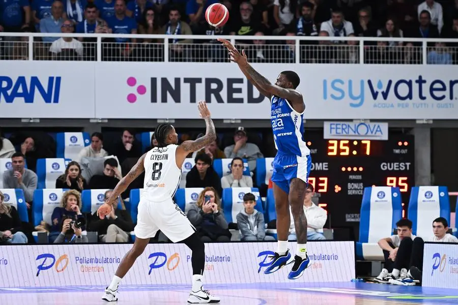 Basket, gli scatti di Germani-Virtus Bologna