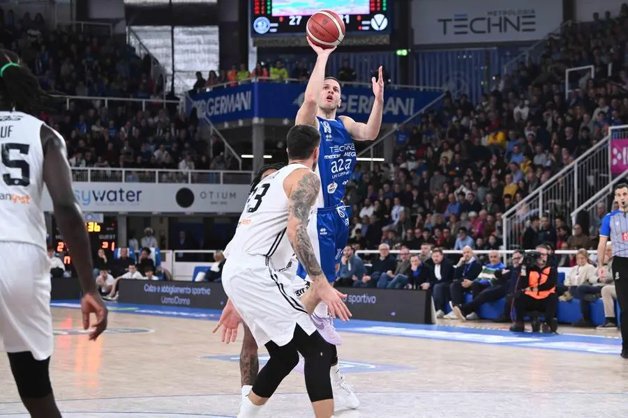 Basket, gli scatti di Germani-Virtus Bologna