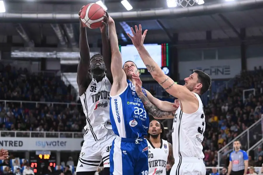 Basket, gli scatti di Germani-Virtus Bologna