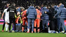 Lo «scudo» formato dai giocatori di Fiorentina e Inter dopo il malore di Bove - Foto Ansa/Claudio Giovannini © www.giornaledibrescia.it