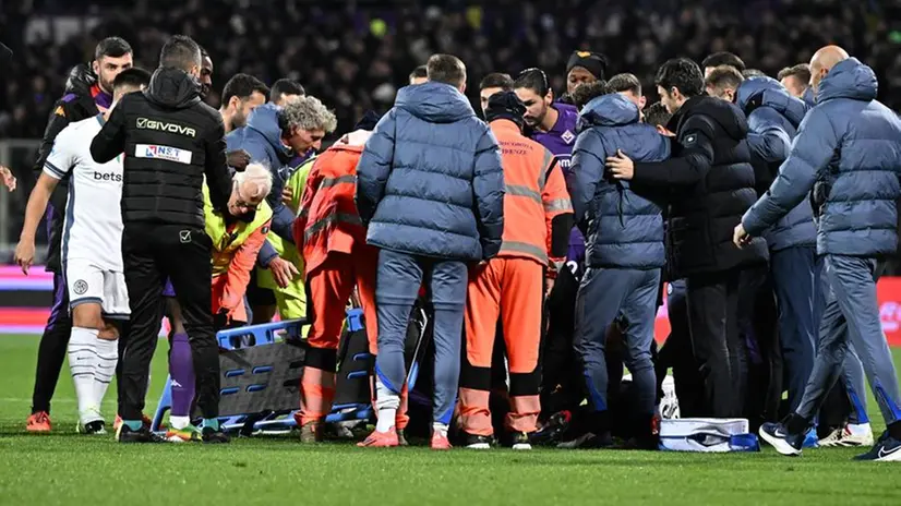 Lo «scudo» formato dai giocatori di Fiorentina e Inter dopo il malore di Bove - Foto Ansa/Claudio Giovannini © www.giornaledibrescia.it