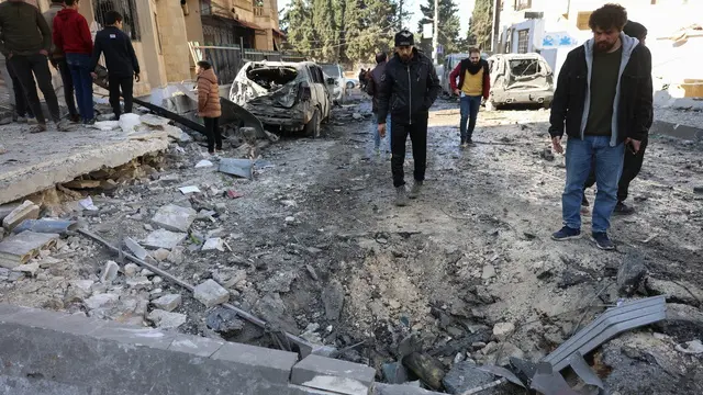 epaselect epa11751369 People inspect the damage after an airstrike in Idlib, northern Syria, 01 December 2024. According to the White Helmets, the Syrian civil group in northwestern Syria, at least eight people, including two children, were killed and 63 others injured in airstrikes carried out on residential neighborhoods in Idlib city. Syrian opposition forces led by the Islamist militant group Hayat Tahrir al-Sham (HTS) launched a large offensive on 27 November, taking large parts of Aleppo, the country's second-biggest city, triggering counterattacks by Syrian regime forces on opposition-controlled areas as well as Russian and Syrian airstrikes. EPA/MOHAMMED AL-RIFAI