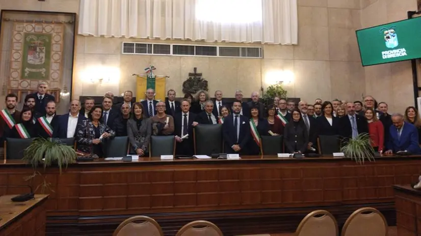 Foto di gruppo con i premiati e i rappresentanti istituzionali - © www.giornaledibrescia.it