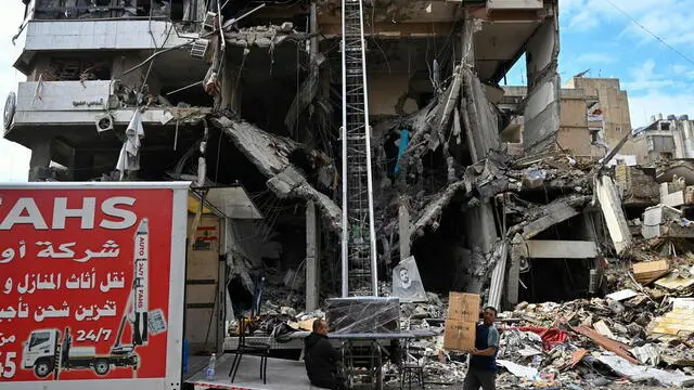 epa11747667 Workers move furniture from a damaged building as displaced residents return following a ceasefire deal in Dahieh, southern Beirut, Lebanon, 29 November 2024. A 60-day ceasefire agreement between Israel and Hezbollah came into force on 27 November. EPA/WAEL HAMZEH