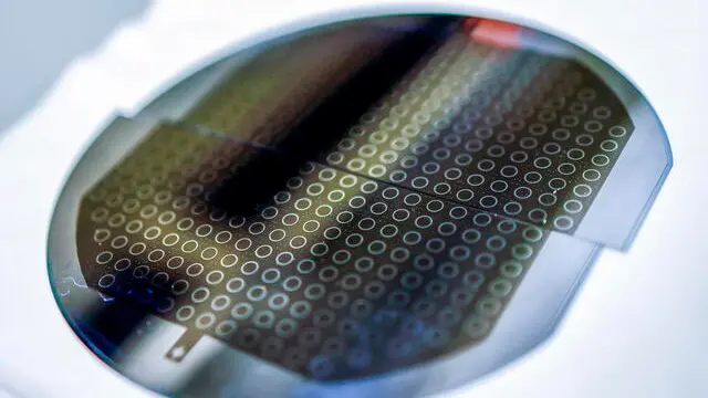 epa10858810 A wafer in a clean room at the Fraunhofer Institute for Electronic Nano Systems ENAS in Chemnitz, Germany, 13 September 2023. In 'Silicon Saxony', as the region is called, high-tech companies such as Infineon, Globalfoundries and Bosch, among others, produce. Taiwanese chip manufacturer TSMC also wants to build a semiconductor factory in Dresden. The new 'European Chips Act' passed by the EU Parliament is intended to make Europe less dependent on semiconductors from the USA and above all from Asia in the future. Instead, the EU wants to double its current ten percent share of global semiconductor production by 2030 and mobilize 43 billion euros for this purpose. EPA/HANNIBAL HANSCHKE