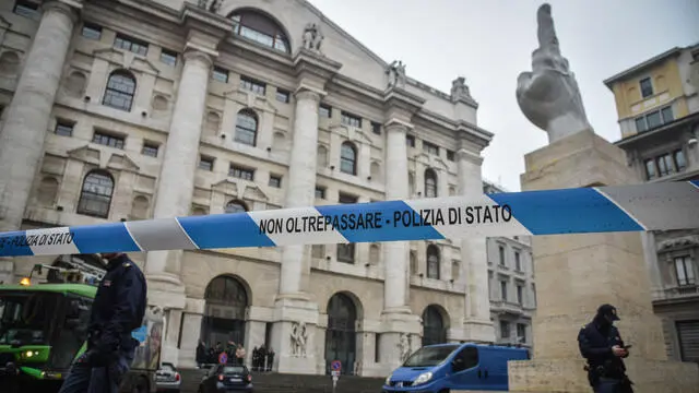 Imbrattato questa mattina da attivisti di Ultima Generazione Love, la scultura di Maurizio Cattelan nota come 'Il Dito' davanti al palazzo della Borsa in piazza Affari, Milano 15 Gennaio 2023 ANSA/MATTEO CORNER