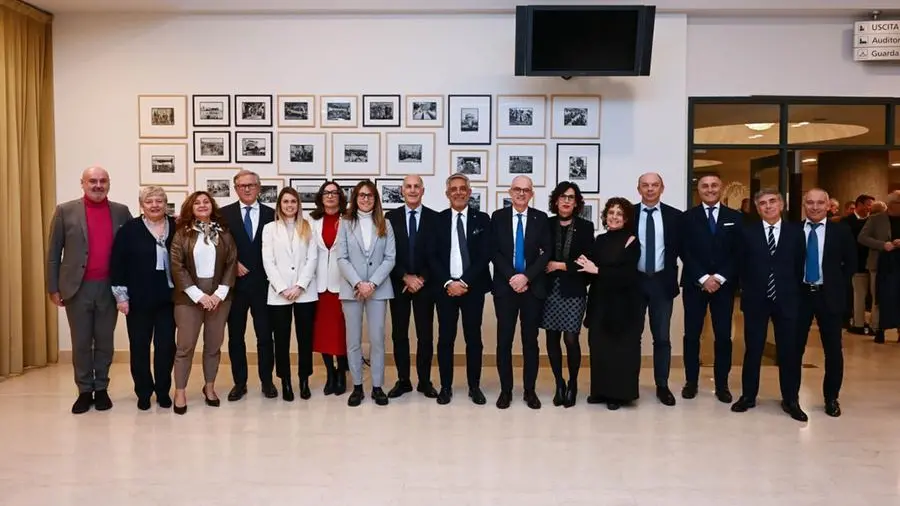 Al centro il presidente dell'Odcec di Brescia, Severino Gritti, con i componenti del Consiglio - © www.giornaledibrescia.it