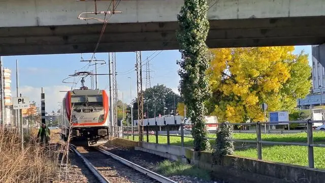 Il luogo in cui una ragazzina di 12 anni e' stata investita dalla motrice di un treno merci in corrispondenza di un passaggio a livello, sulla tratta ferroviaria che costeggia la zona industriale a Padova, 10 ottobre 2024. L'adolescente è stata portata in ospedale; le sue condizioni sono critiche. ANSA/ MICHELE GALVAN