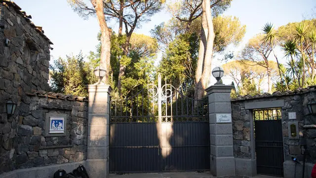 Lingresso di Villa Grande, la residenza romana di Silvio Berlusconi, dove si è tenuto il vertice del centrodestra. ANSA/MAURIZIO BRAMBATTI