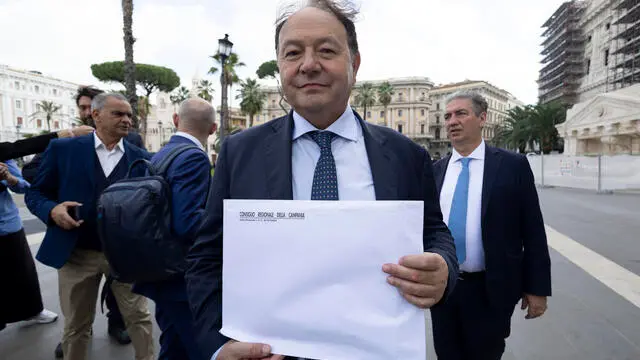 Presidente del consiglio Campania Gennaro Oliviero, davanti la Cassazione, per depositare i due quesiti referendari per l’abrogazione della legge sull’autonomia differenziata. Roma, 27 settembre 2024 ANSA/MASSIMO PERCOSSI