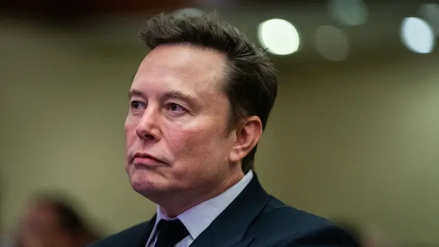 epa11718840 Elon Musk listens as US President-elect Donald Trump speaks during a meeting with House Republicans at the Hyatt Regency hotel in Washington, DC, USA, 13 November 2024. EPA/ALLISON ROBBERT / POOL