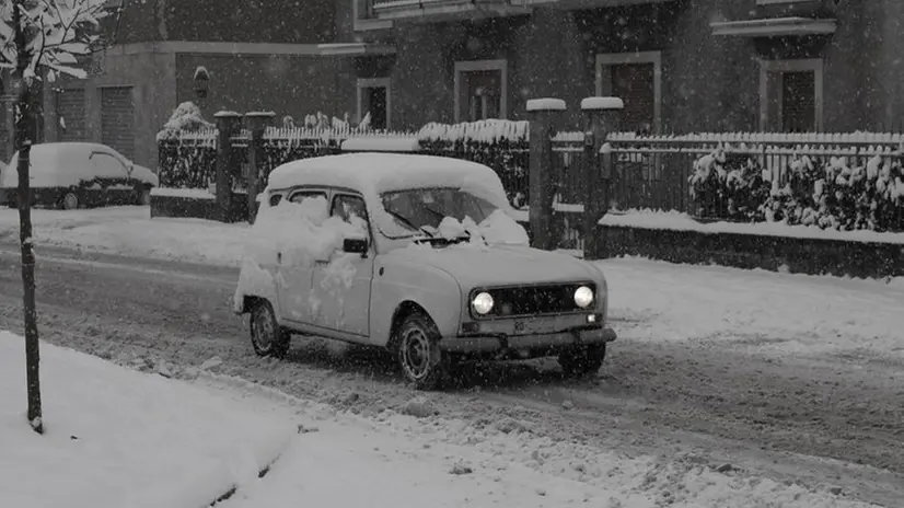 Un'automobile in via Montini, a Brescia, durante la nevicata del 14 dicembre 2012