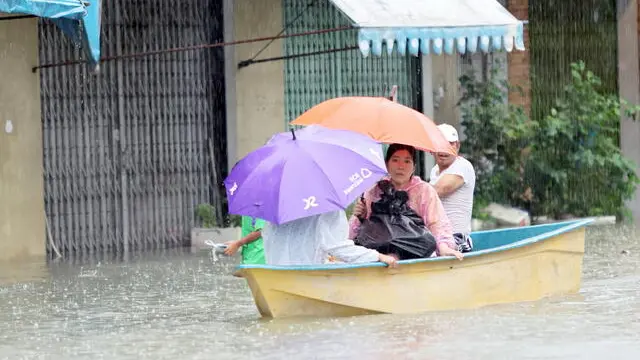 epa11745164 Residents travel by a boat on a flooded street during a downpour in central Yala, southern province, Thailand, 28 November 2024. Seven provinces in southern Thailand are facing severe flooding after heavy rains caused by a strong northeast monsoon, affecting thousands of people and forcing the closure of schools and roads, according to the Department of Disaster Prevention and Mitigation. EPA/NAKHARIN CHINNAWORNKOMOL