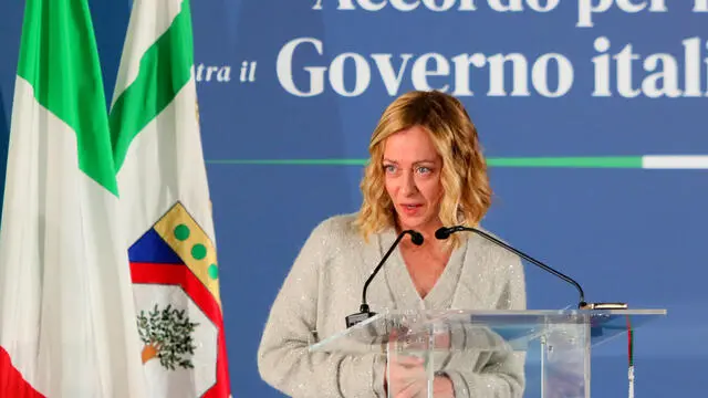 La Presidente del Consiglio, Giorgia Meloni, durante il suo discorso Bari 29 11 2024 la Presidente del Consiglio, Giorgia Meloni, e il Presidente della Regione Puglia, Michele Emiliano, hanno sottoscritto il documento, formalizzando un impegno che porterà alla regione risorse significative per un totale di 4,6 miliardi di euro. Bari 29 novembre 2024. ANSA/DONATO FASANO