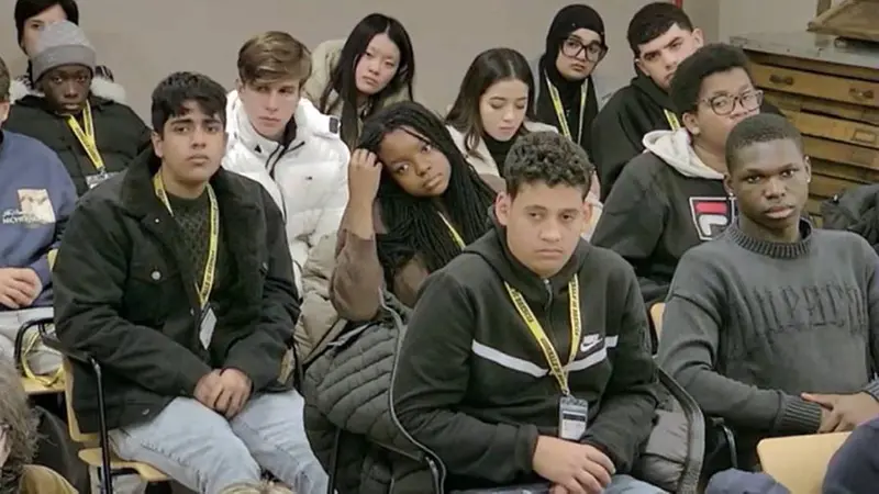 Gli studenti della scuola Bottega durante l'incontro sul Metodo Rondine al GdB