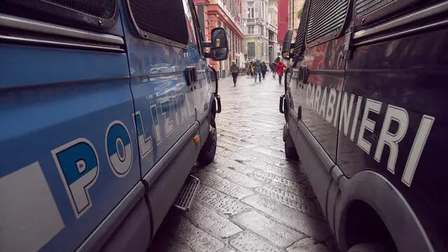 Due cellulari della Polizia e dei Carabinieri, in via Garibaldi a Genova davanti a Palazzo Tursi sede del Comune. 02 febbraio 2017 a Genova. ANSA/LUCA ZENNARO