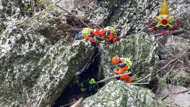 Un corpo è stato trovato questa mattina nel Natisone, nei pressi del greto dove è avvenuto l'incidente che ha coinvolto tre ragazzi, 23 giugno 2024. Non c'è ancora l'identificazione ufficiale, ma è praticamente certo che si tratta di quello di Cristian, l'ultimo che ancora non era stato trovato. I corpi delle due giovani erano stati già recuperati. Il calo del livello dell'acqua ha facilitato ritrovamento. Il corpo di Cristian Molnar, di 25 anni, come hanno riferito i vigili del fuoco, è stato trovato in una pozza, in un luogo non lontano dai punti in cui erano state trovate le due ragazze, Patrizia Cormos, di 20 anni, e Bianca Doros, di 23. I tre ragazzi erano andati sul greto del Natisone per scattare alcune foto il 31 maggio scorso quando, a causa delle intense precipitazioni dei giorni precedenti, il livello delle acque del Natisone è rapidamente salito. Fino a quando i ragazzi, stretti in un abbraccio, non sono stati travolti. ANSA/ VIGILI DEL FUOCO +++ ANSA PROVIDES ACCESS TO THIS HANDOUT PHOTO TO BE USED SOLELY TO ILLUSTRATE NEWS REPORTING OR COMMENTARY ON THE FACTS OR EVENTS DEPICTED IN THIS IMAGE; NO ARCHIVING; NO LICENSING +++ NPK +++