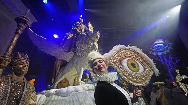 Due comparse riccamente truccate in posa durante il dinner show della trentunesima edizione del Ballo del Doge, la notte tra il 10 e 11 febbraio 2024, alla Scola Granda della Misericordia. Il titolo della edizione odierna delBallo del Doge è “Carnival Obsession”, con quadri di animazione ispirati alle Stanze di Pulcinella dipinte dal Tiepolo, sulla direzione artistica della regista e fashion designer veneziana Antonia Sauter. ANSA/ANDREA MEROLA