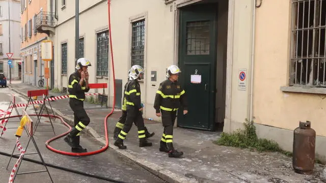 L'intervento di Vigili del fuoco e Carabinieri questa mattina nello stabile sede dell'emporio di articoli cinesi in via Ermenegildo Cantoni 3, a Milano, che la scorsa notte è stato divorato da un incendio causando la morte di tre giovani, 13 settembre 2024. Le vittime sono tutte giovani e di nazionalità cinese: si tratta di due fratelli di 19 e 17 anni ed un'altra di 24 anni. In assenza di un'uscita di sicurezza nel retro, i tre ragazzi non avrebbero avuto scampo. Sopra, al primo piano, c'è una zona uffici collegata con una scala che è stata distrutta dalle fiamme. ANSA / Paolo Salmoirago