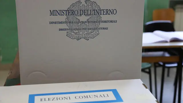 Foto generiche di un seggio elettorale (a Foligno) dove oggi si vota per il ballottaggio.