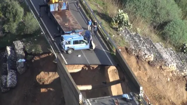 Nel fermo immagine tratto da un video diffuso dalla Questura di Nuoro una visione aerea del ponte crollato sulla provinciale Oliena-Dorgali, il 18 novembre 2013. Nel crollo e' morto un agente di Polizia, Luca Tanzi, 44 anni, finito fuori strada sull'auto di servizio su cui viaggiava con altri tre colleghi, rimasti feriti. L'auto stava scortando un'ambulanza. Nuoro, 19 novembre 2013. ANSA/ US POLIZIA DI STATO +++ NO SALES - EDITORIAL USE ONLY +++