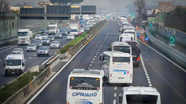 Manifestazione degli autisti dei bus turistici, che hanno sfilato in corteo sull’autostrada A1, per richiamare l’attenzione sulla grave crisi che attraversa il settore. Napoli 14 Febbraio 2022. ANSA/CESARE ABBATE