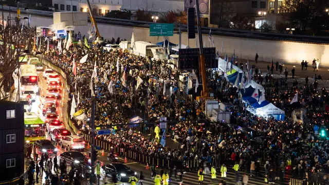 epa11748964 Members of the 'Complex group of Citizens' civic groups gather during a rally calling for South Korean president's resignation, in Seoul, South Korea, 30 November 2024. Protesters called for the resignation of the South Korean president Yoon Suk-Yeol amid a series of controversies surrounding his wife, including allegations of stock manipulation, bribery, and interference in nominations. EPA/JEON HEON-KYUN