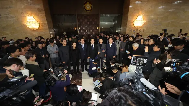 epa11754810 Floor leader of the main opposition Democratic Party Park Chan-dae (C) announces his stance at the National Assembly in Seoul shortly after an emergency plenary session of National Assembly passed a resolution urging the president to withdraw martial law in Seoul, South Korea, early 04 December 2024. President Yoon Suk Yeol had declared martial law on 03 December night, citing the need to root out pro-North Korean forces and uphold the constitutional order. EPA/YONHAP SOUTH KOREA OUT