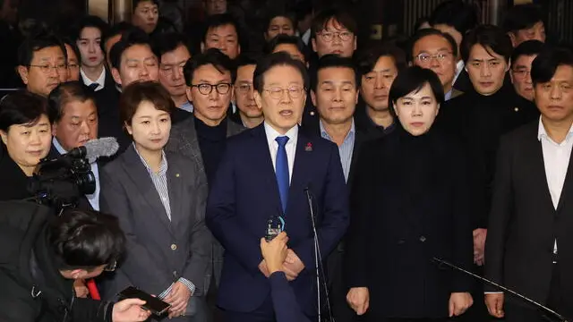 epa11754816 Head of the main opposition Democratic Party Lee Jae-myung (C) announces his stance at the National Assembly in Seoul shortly after an emergency plenary session of National Assembly passed a resolution urging the president to withdraw martial law in Seoul, South Korea, early 04 December 2024. President Yoon Suk Yeol had declared martial law on 03 December night, citing the need to root out pro-North Korean forces and uphold the constitutional order. EPA/YONHAP SOUTH KOREA OUT