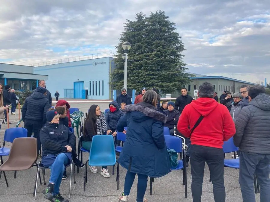 L'assemblea fuori dalla Stanadyne di Castenedolo