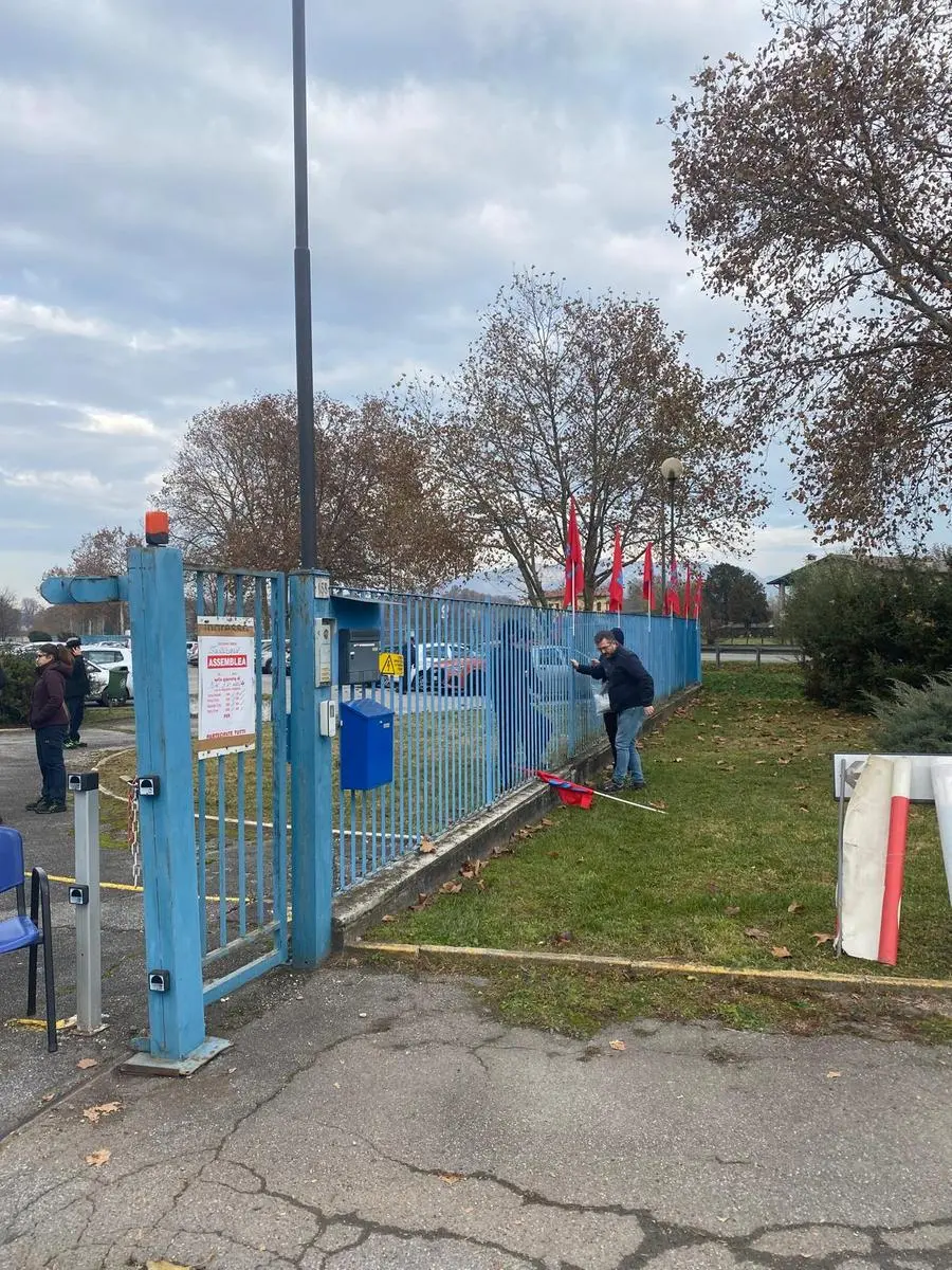 L'assemblea fuori dalla Stanadyne di Castenedolo